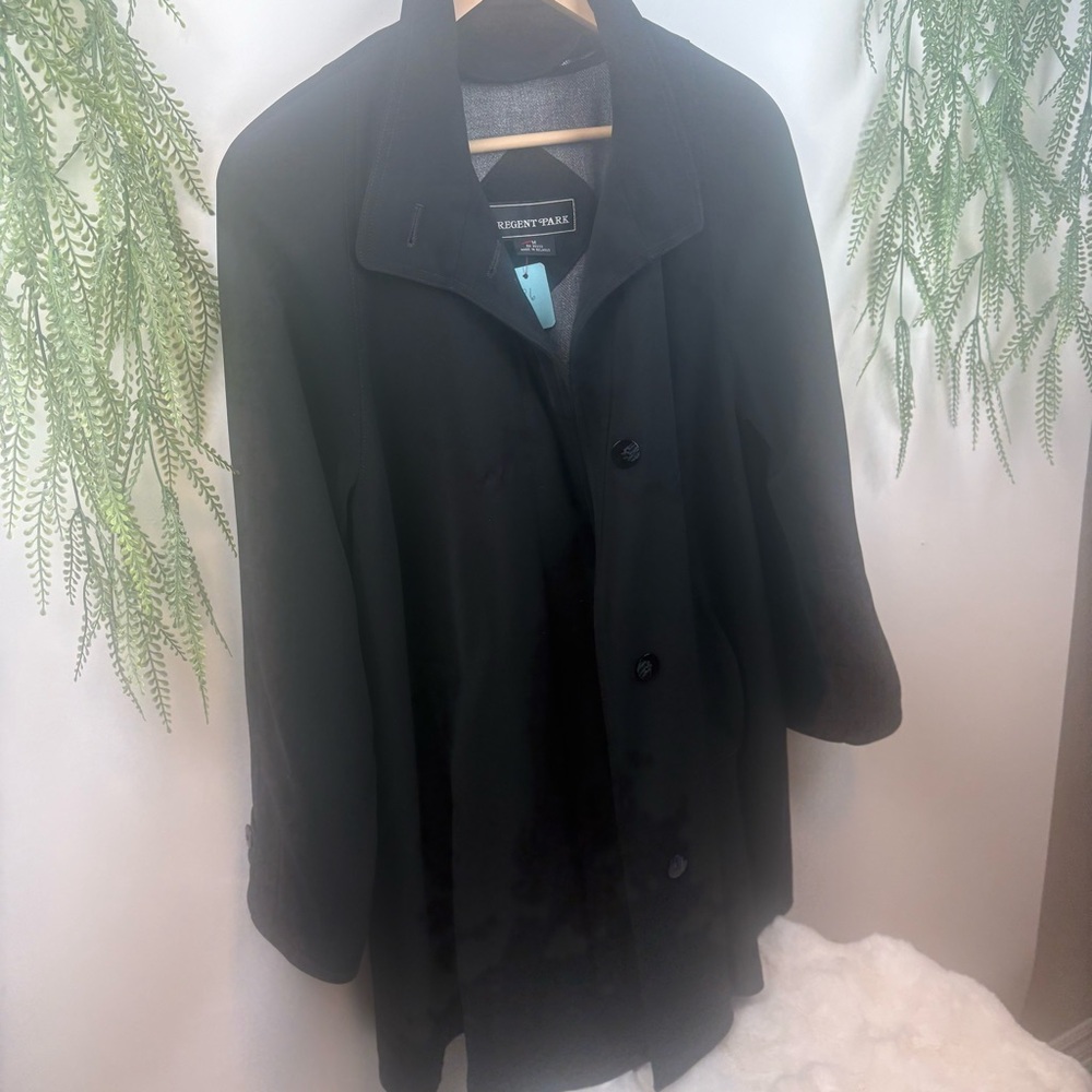 Regent Park. Black coat. Size medium. Removable lining.